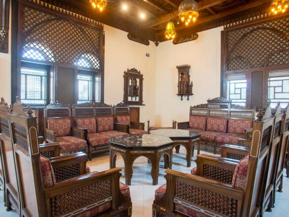 Sitting room with chairs and tables