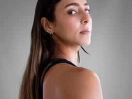 A WOMEN IN A PORTRAIT PHOTOSHOOT